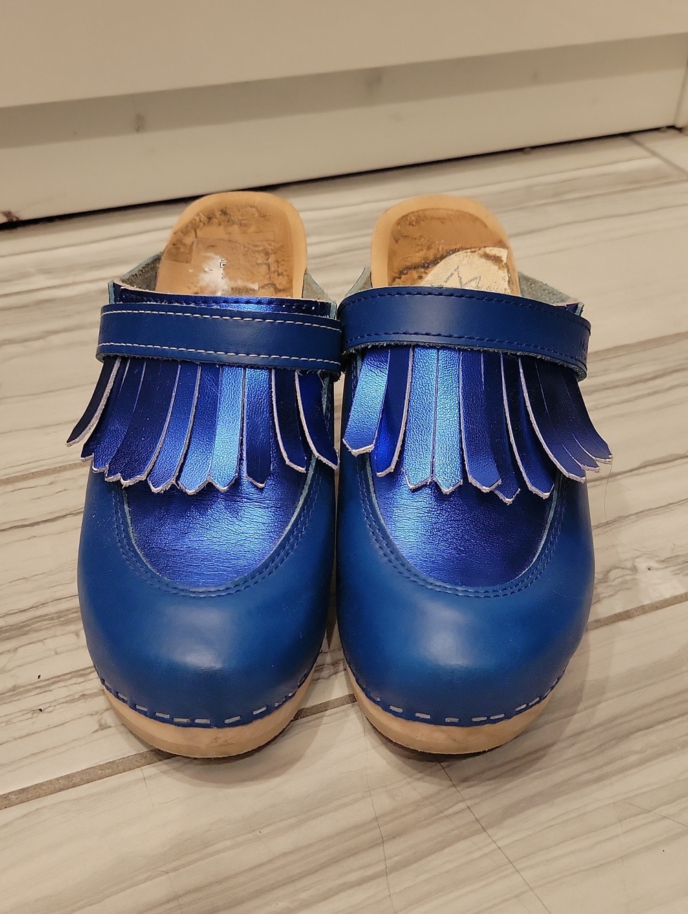 Maguba Of Sweden Fringe Clog Shoes in Metallic Blue